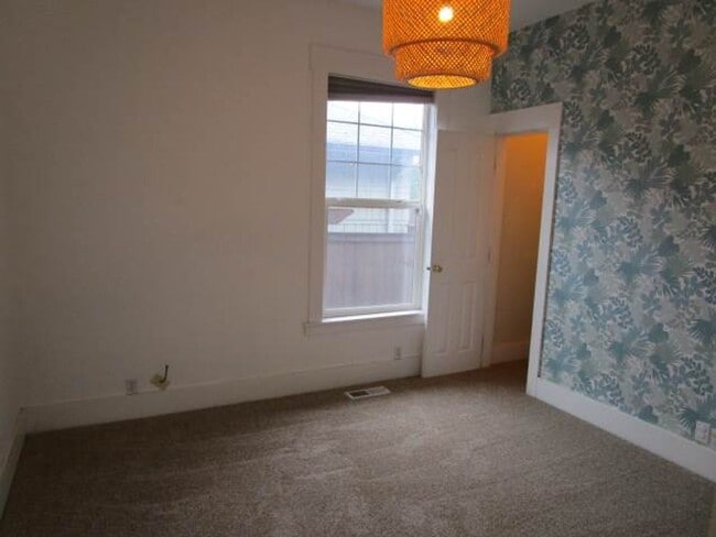 Building Photo - Charming 3 Bedroom Craftsman in North Tacoma