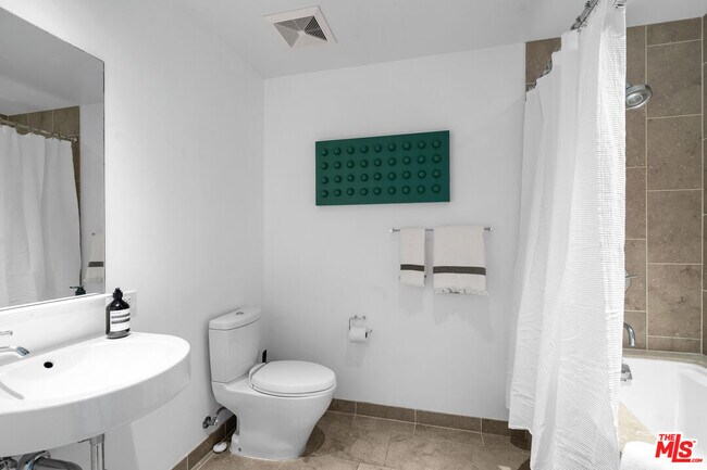 Building Photo - 6250 Hollywood Blvd