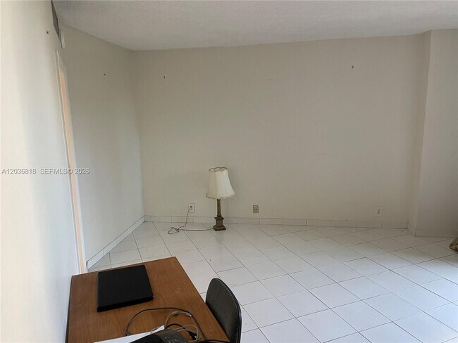Building Photo - 1121 Crandon Blvd