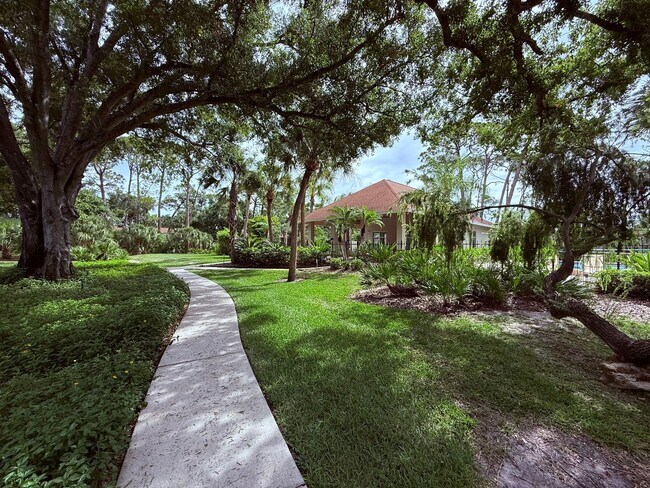 Building Photo - Charming 2-Bed/1-Bath First-Floor Condo in Gated Sarasota Community!