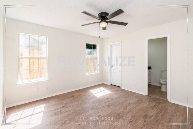 Building Photo - 6513 Victoria Pl S