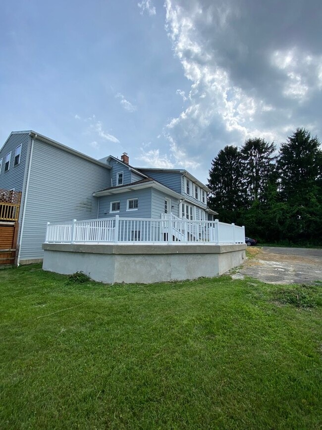 Building Photo - Cozy Renovated 2-Bedroom Home in Emmaus – ...