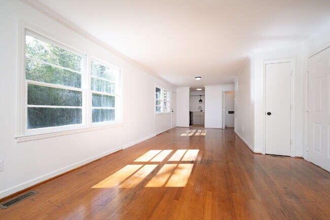 Building Photo - 2 Bed / 1 Bath Bottom Unit Duplex Convenient Spartanburg Location with Modern Features $1000/mo rent