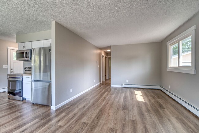 Building Photo - Beautifully renovated three bedroom with l...