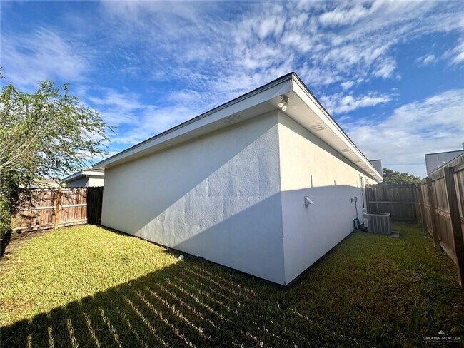 Building Photo - 17 West Dr