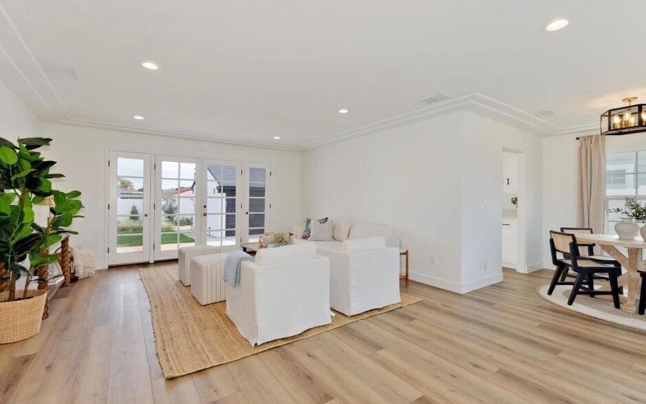 Building Photo - 4657 Lenore Dr