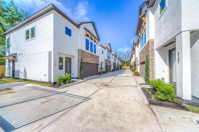 Building Photo - 2149 Hoskins Dr