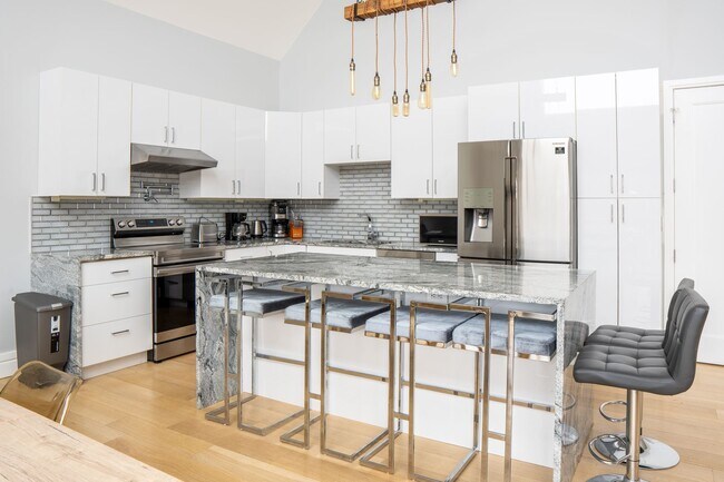 Building Photo - Luxury 5-Bedroom Retreat on 6.5 Acres — Furnished or Unfurnished — Flexible Lease