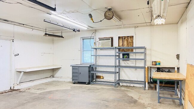 Building Photo - 1210 Farmington Ave