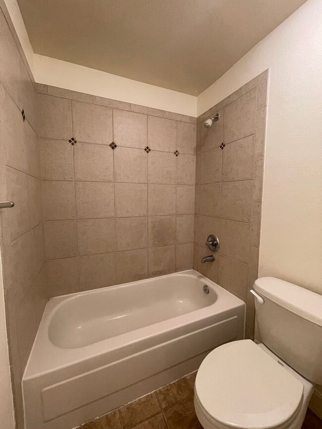 Building Photo - Beautiful 1 Bed 1 Bath Condo w/ Parking In...