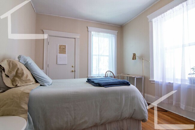 Building Photo - No Brokers Fee,3 Bedrooms unit on Coolidge Corner, Laundry on a Site, Heat, Hot Water Included