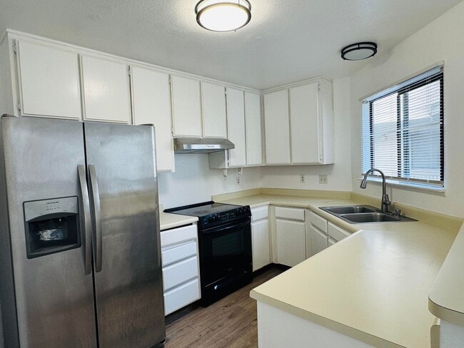 Building Photo - 2 Bedroom Hercules Condo