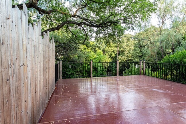 Building Photo - Charming 3 Bed / 2.5 Bath Two-Story Home!