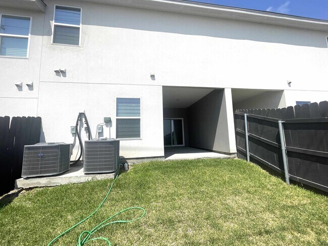 Building Photo - 9905 Kaspar Dr