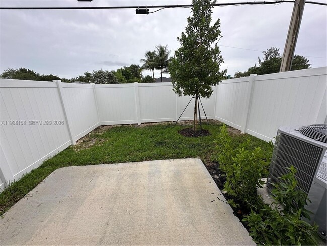 Building Photo - 389 10th Ct