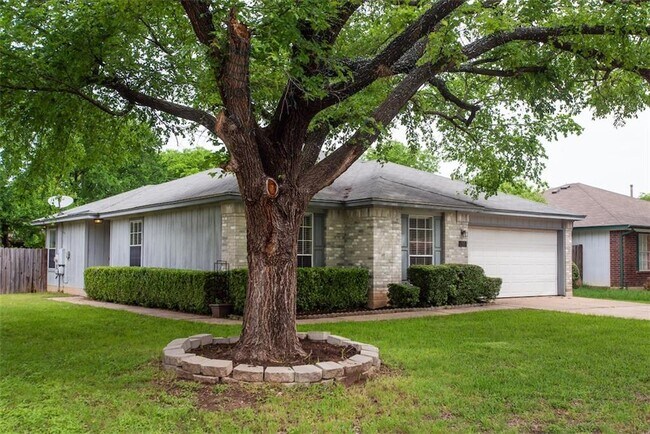 Building Photo - 1812 Hollow Tree Blvd