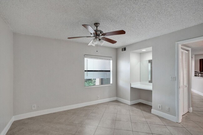 Building Photo - SPACIOUS 2 BED/2 BATH WITH BALCONY IN RESORT-STYLE COMMUNITY!