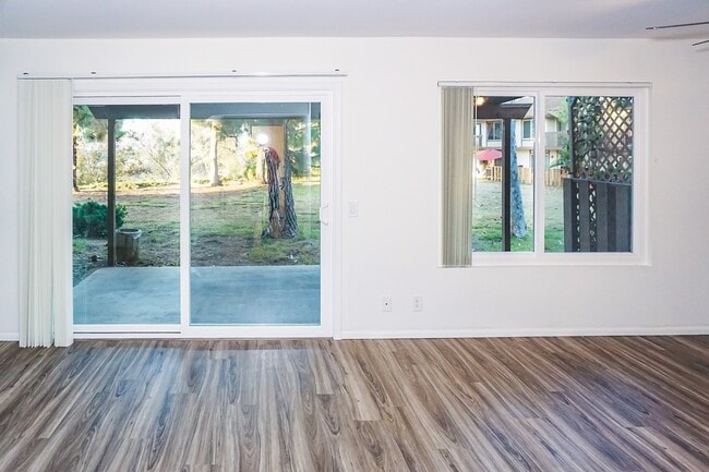 Building Photo - STUNNING 3BD/2.5BA TOWNHOUSE - BONITA VIEW...