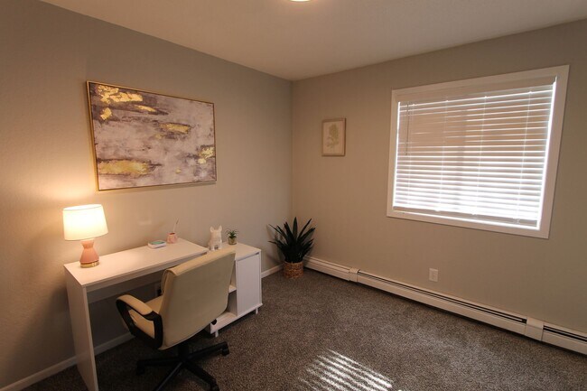 Building Photo - Spacious first floor one bedroom with mode...