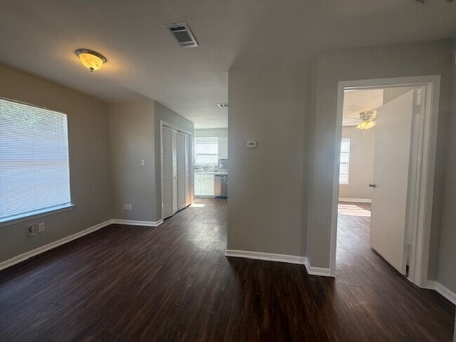 Building Photo - Centre-513