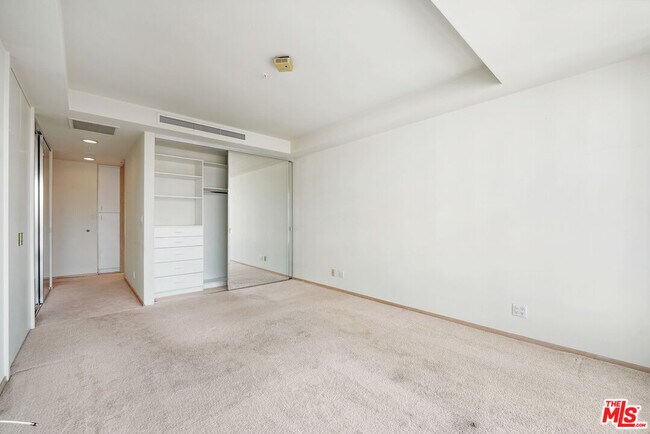 Building Photo - 10490 Wilshire Blvd