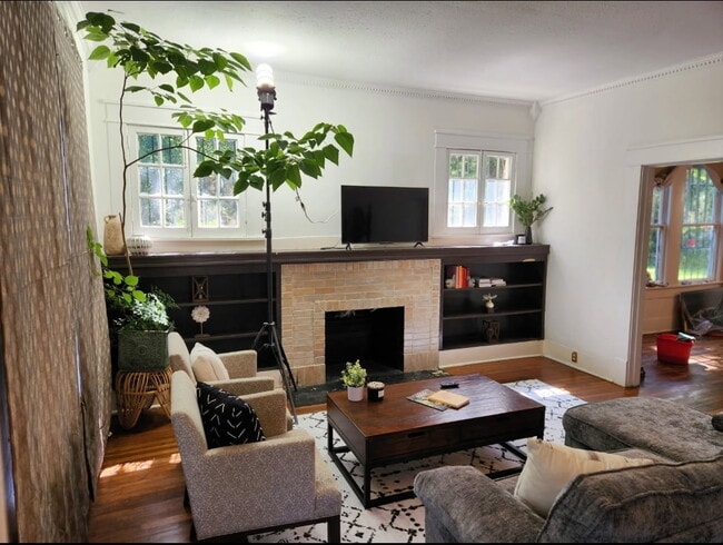 Building Photo - 159 Lister St