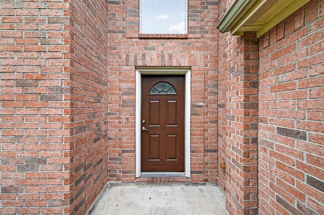 Building Photo - 6915 Great Oaks Shadow Dr