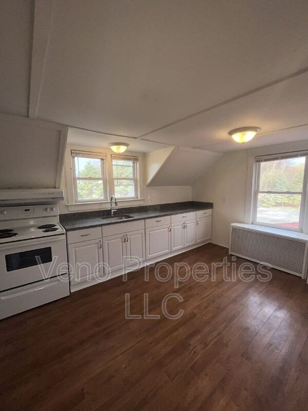 Building Photo - 32 Russell Rd