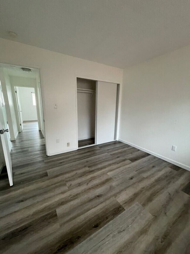 Building Photo - 2-Bedroom, 1-Bath Duet in Union City