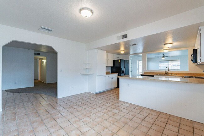 Building Photo - 4501 W Cinnabar Ave