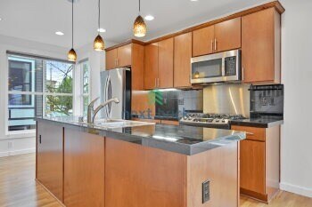 Building Photo - Move-In Ready 3-Bed, 3.5-Bath Home in Prime Location