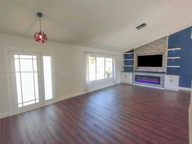 Building Photo - 5780 Sun Pointe Cir