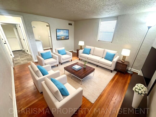 Building Photo - 917 Plex