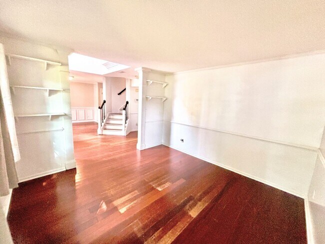 Building Photo - 4 bedroom/ 2.5 bathroom- Village Square of Williamsburg