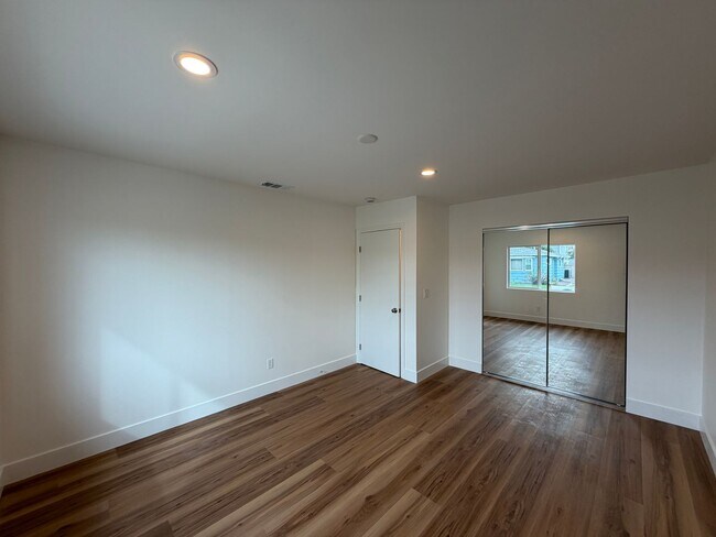 Building Photo - 6BD/3BA Close to Campus - Large Rooms! Great Yard!