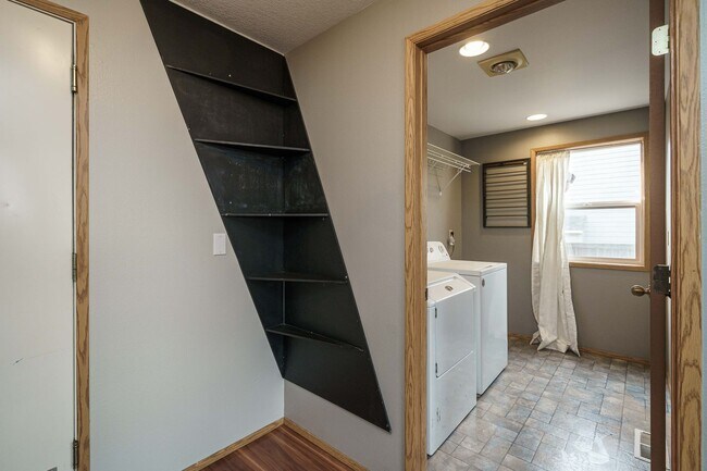 Building Photo - 3 Bedroom 2.5 Bath with workshop and fence...