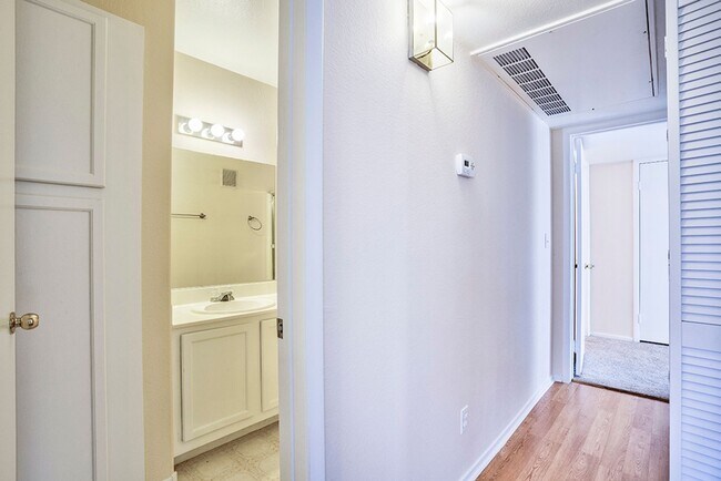 Building Photo - 2 Bed, 2 Bath Beautiful condo available now!