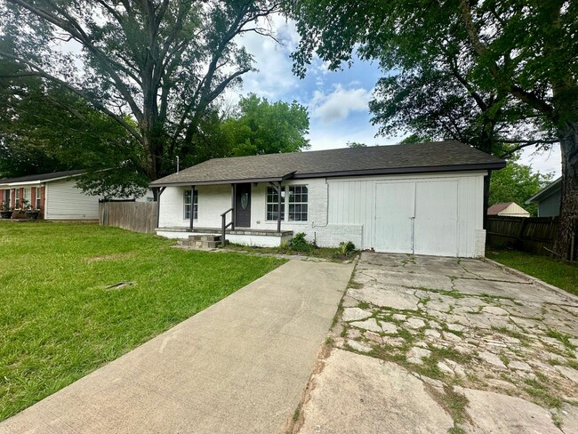 Building Photo - Available Now! Charming & Updated 3-Bedroo...