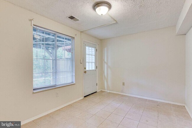 Building Photo - 2841 Shepperton Terrace