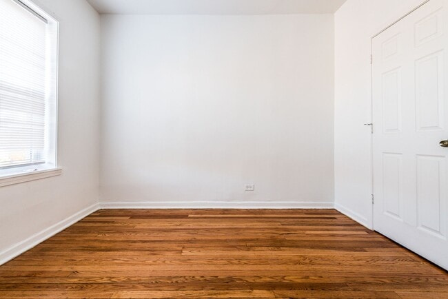 Building Photo - 400-402 S Kilbourn Ave Chicago, IL 60624