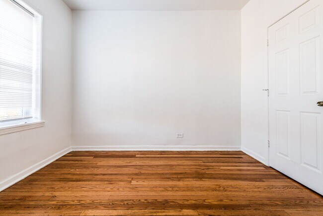 Building Photo - 400 S Kilbourn Ave