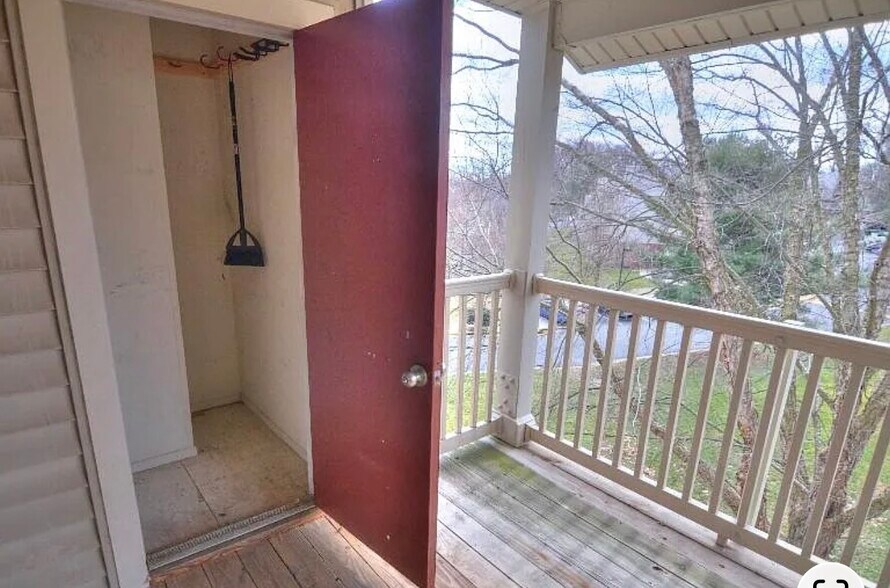 Building Photo - 1707 Ascot Way