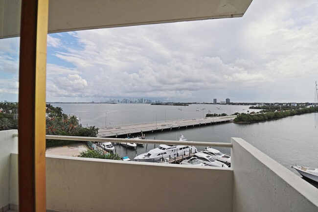 Primary Photo - 7904 West Dr