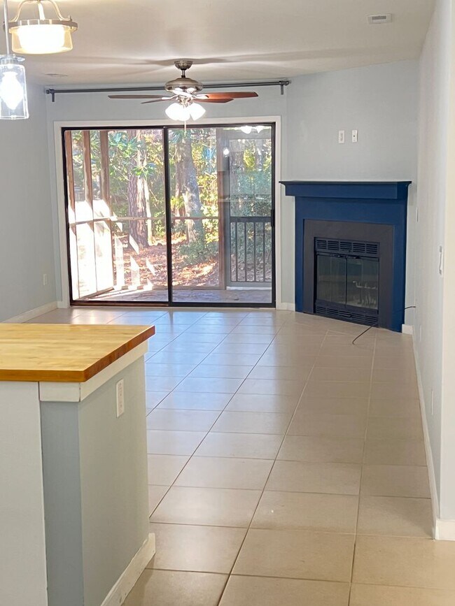 Building Photo - Introducing a charming condo in the heart of Wilmington, NC.