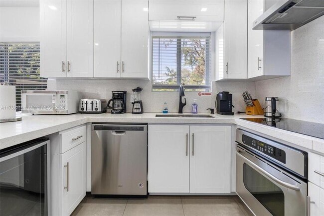 Building Photo - 3 bedroom in Miami FL 33150