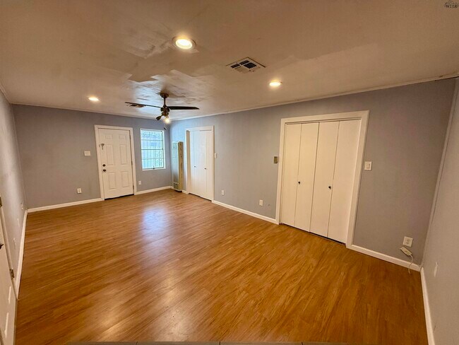 Building Photo - 2101 Jones St