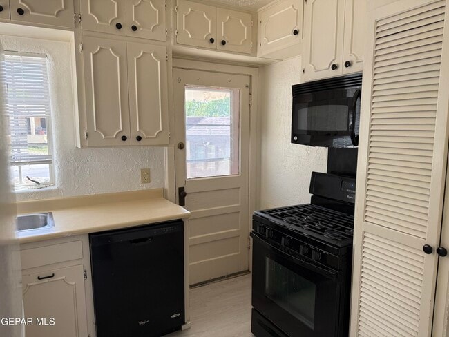 Building Photo - 1222 Mesita Dr