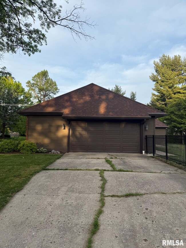 Building Photo - 90 Pinehurst Dr