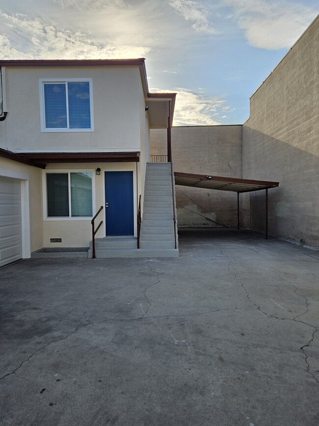 Building Photo - South Gate