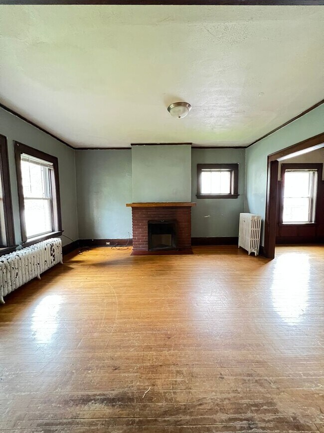 Building Photo - AVAILABLE JUNE -  4 Bed 1 Bath Townhome